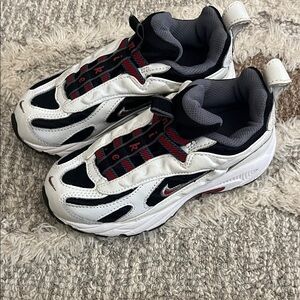 NIKE NEVER WORN Kids White and Black Sneakers